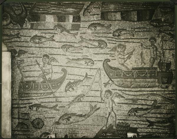 Aquileia - Basilica. Presbiterio, particolare della decorazione musiva pavimentale raffigurante un mare con pesci e genietti intenti a pescare (IV sec.).