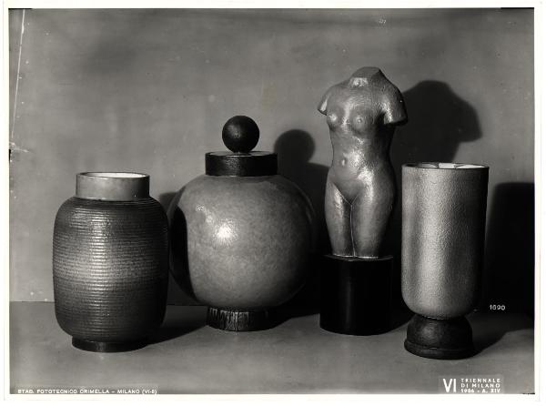 Milano - VI Triennale d'Arte. Tre vasi in ceramica, di cui uno con coperchio, e piccola scultura di nudo femminile, ceramiche di La Spica.