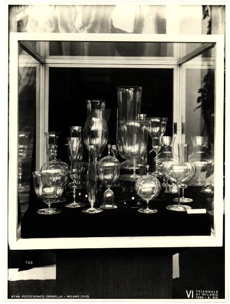 Milano - VI Triennale d'Arte. Padiglione della Francia, cristallerie di J. e L. Lobmeyer di Vienna in un allestimento dell'Arch. Masc Fellerer.