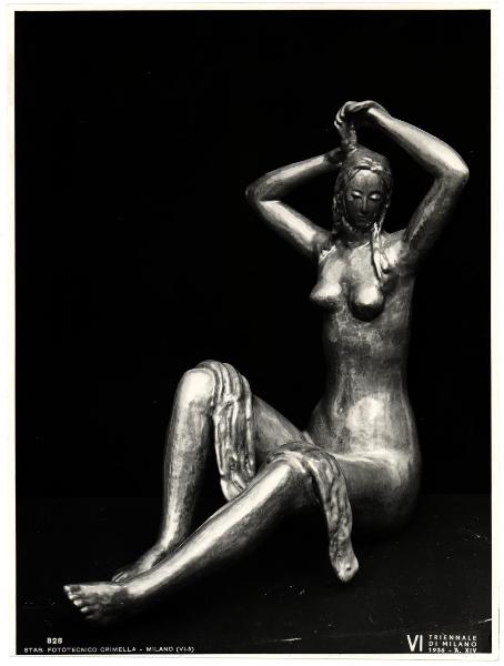 Milano - VI Triennale d'Arte. Statua femminile seduta eseguita da Melandri (Faenza), scultura in ceramica.