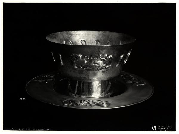 Milano - VI Triennale d'Arte. E.N.A.P.I., coppa e piatto coordinati in metallo lavorato con decorazione a sbalzo, opera di Corradini.