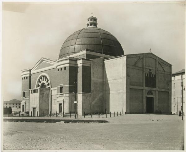 Milano - Piazzale Gabriele Rosa. Chiesa di S. Michele Arcangelo, veduta esterna da viale Omero.