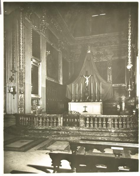 Milano - Chiesa di S. Antonio Abate. Veduta del presbiterio con l'altare.