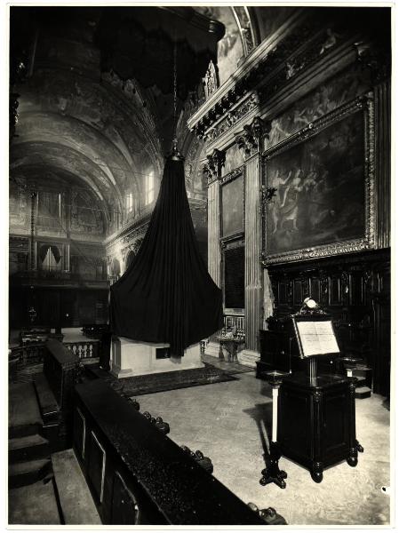 Milano - Chiesa di S. Antonio Abate. Veduta della navata centrale dagli stalli del coro nel presbiterio.