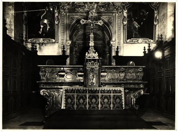 Milano - Chiesa di S. Antonio Abate. sacrestia (?), altare in legno e pietra (XVIII sec.).
