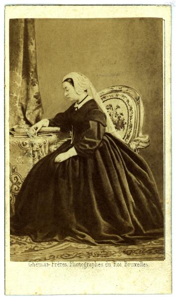 Ritratto femminile - Vittoria regina del Regno Unito, seduta a un tavolino