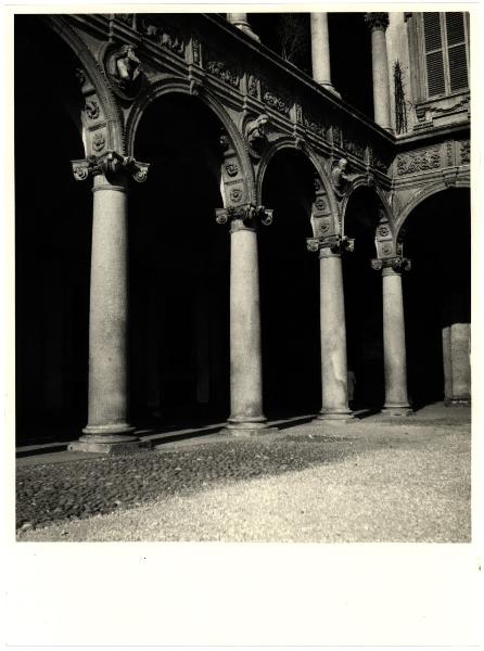 Milano - Ospedale Maggiore. Veduta del cortile, particolare del loggiato.