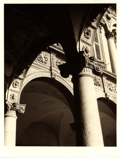 Milano - Ospedale Maggiore. Dettaglio della decorazione di alcuni archi di uno dei loggiati.