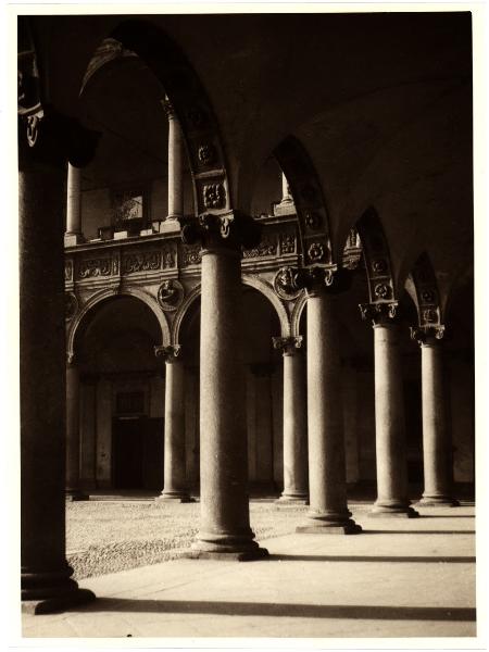 Milano - Ospedale Maggiore. Scorcio dei loggiati del cortile centrale.