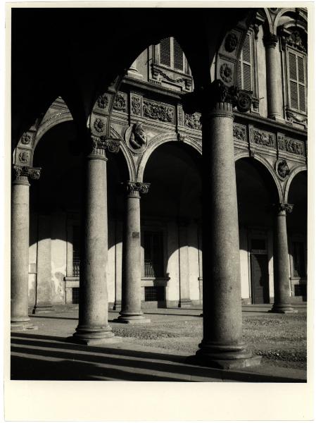 Milano - Ospedale Maggiore. Ripresa dai loggiati del cortile centrale.