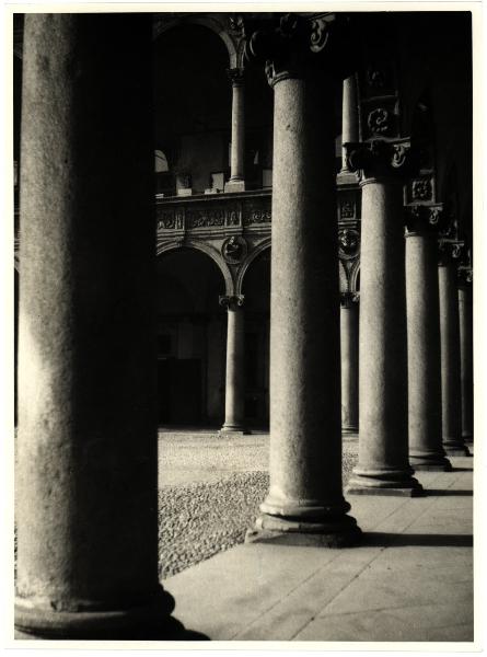 Milano - Ospedale Maggiore. Scorcio delle colonne del cortile centrale.