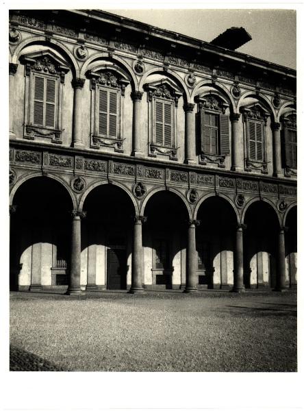 Milano - Ospedale Maggiore. Ripresa dal cortile centrale di un loggiato.