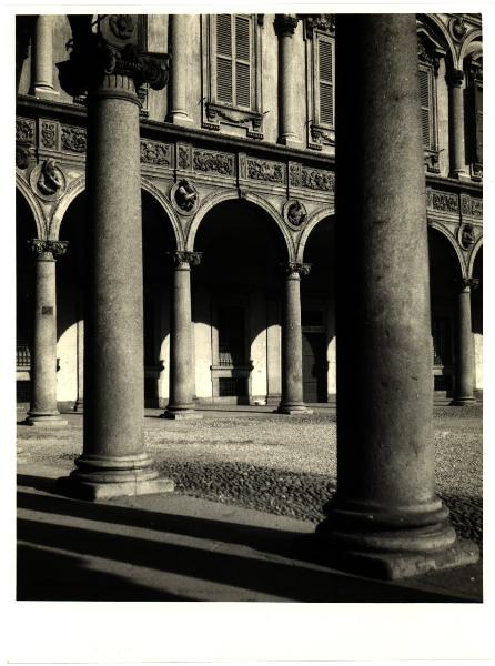 Milano - Ospedale Maggiore. Ripresa dalle colonne di un loggiato.