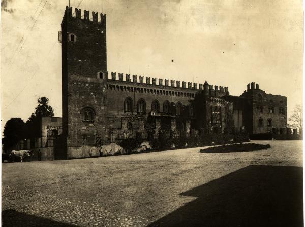 S. Colombano al Lambro - Castello di Belgiosio. Veduta del castello.