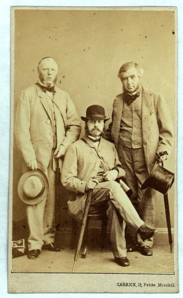Ritratto di gruppo - Tre uomini, due in piedi e uno seduto
