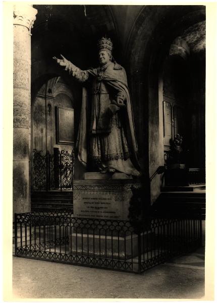 Milano - Basilica di Sant'Ambrogio. Navata mediana a destra, seconda luce della prima campata, Francesco Confalonieri, statua di Pio IX, scultura in marmo di Carrara (1880).