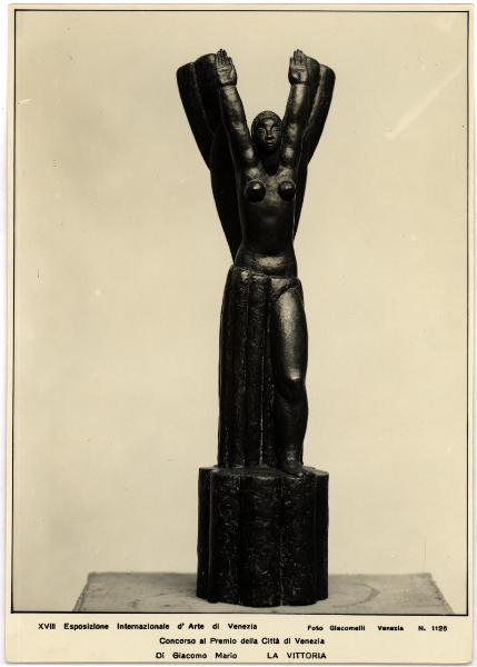 Venezia - XVIII Esposizione Internazionale d'Arte. Concorso al Premio della Città di Venezia, Mario Di Giacomo, La vittoria, scultura in metallo.
