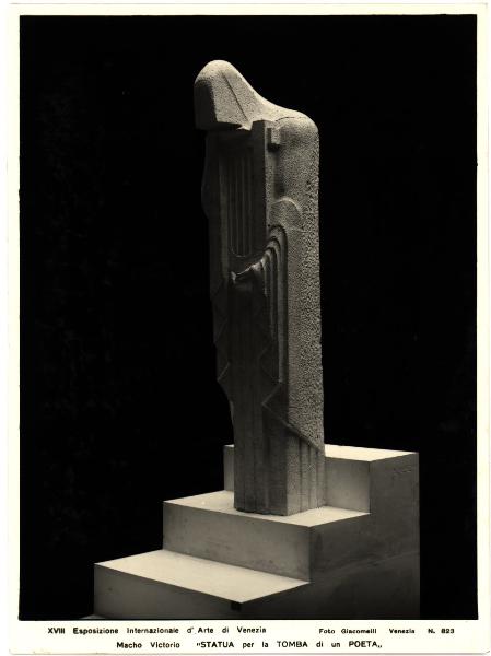 Venezia - XVIII Esposizione Internazionale d'Arte. Victorio Macho, statua per la tomba di un poeta, scultura.