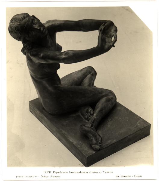 Venezia - XVII Esposizione Internazionale d'Arte. Lodovico Petri, Dolore, scultura femminile in bronzo.