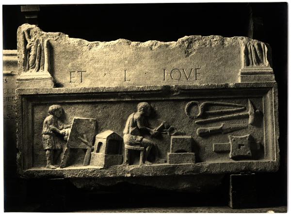 Aquileia - Museo Archeologico. Stele del fabbro, pietra (marmo ?).