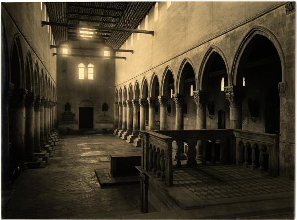 Aquileia - Basilica. Ripresa dal presbiterio della navata centrale.