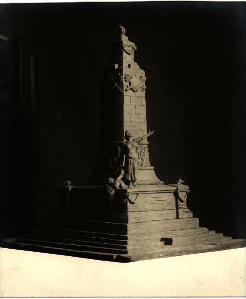 Studio dell'artista (?). Achille Alberti, modellino del monumento ai caduti per piazza Garibaldi ad Abbiategrasso (1926).