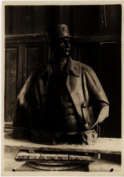 Studio dell'artista (?). Achille Alberti, S. M. il Pascià di Persia, mezzo busto in bronzo (1928).