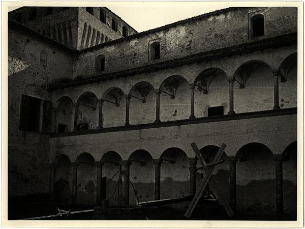 Torrechiara - Castello. Porticato con loggiato soprastante nell'ampio cortile interno.