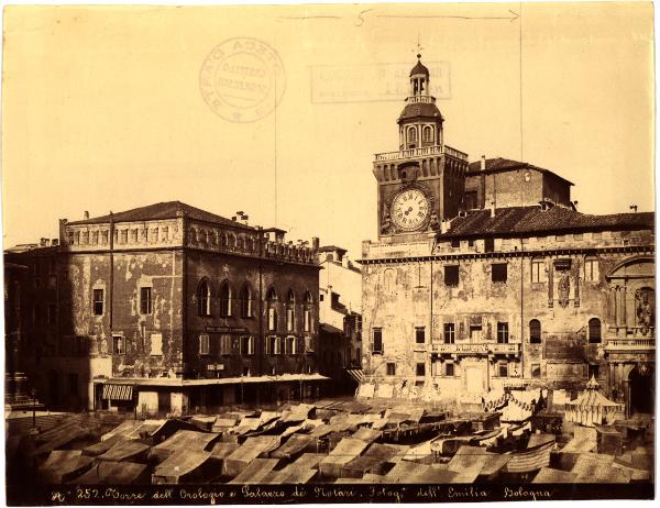 Bologna - Piazza Maggiore. Veduta del palazzo dei Notai e del palazzo del Podestà con la torre dell'Arengo.