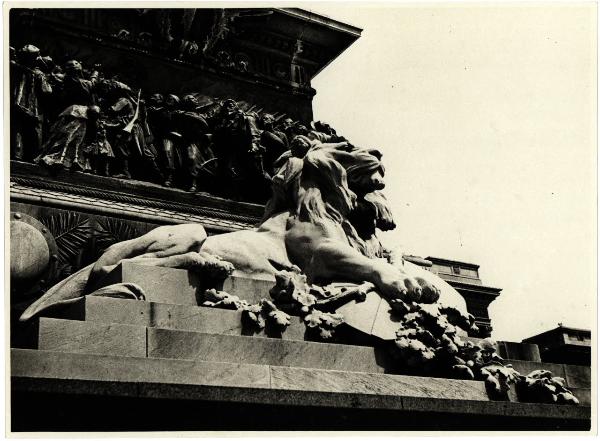 Milano - Piazza del Duomo. Ercole Rosa, monumento a Vittorio Emanuele II, particolare del leone marmoreo del basamento (1878 ca.).