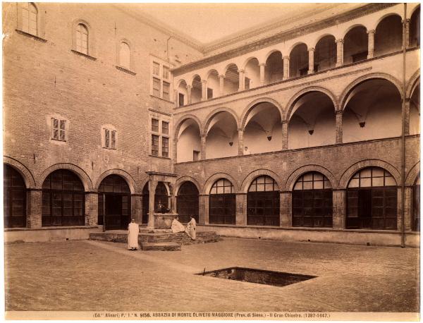 Asciano - Abbazia di Monte Oliveto Maggiore - Chiostro grande con monaci benedettini