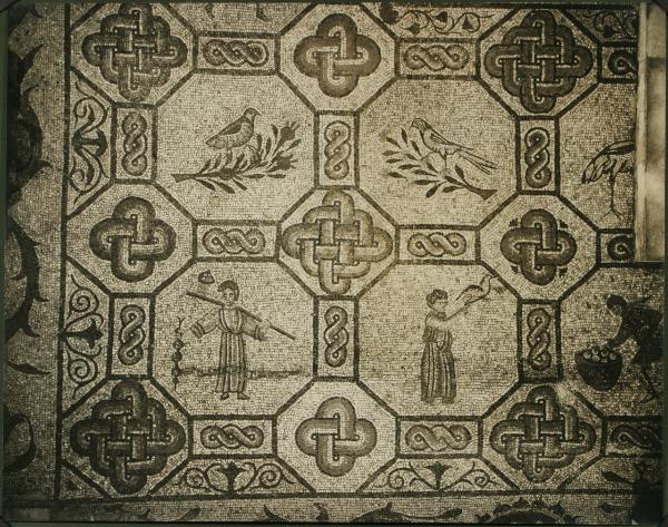 Aquileia - Basilica. Particolare del mosaico pavimentale con figure di offerenti e di uccelli incorniciati in ottagoni (IV sec.).