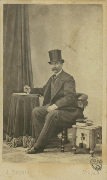 Ritratto maschile - Uomo con cappello a tuba, seduto ad un tavolo mentre scrive su un foglio