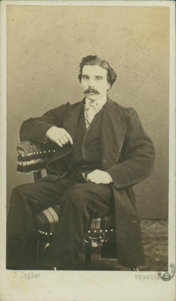 Ritratto maschile - Uomo con baffi, seduto su una poltroncina