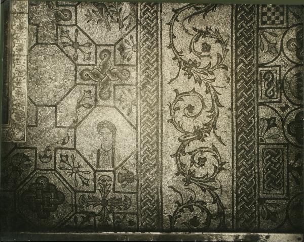 Aquileia - Basilica. Particolare del mosaico pavimentale con ritratto di donatrice e motivi geometrici e fitomorfi (IV sec.).