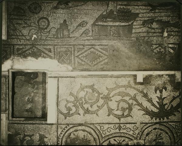 Aquileia - Basilica. Particolare del mosaico pavimentale con il mare pescoso e cornice fitomorfa (IV sec.).