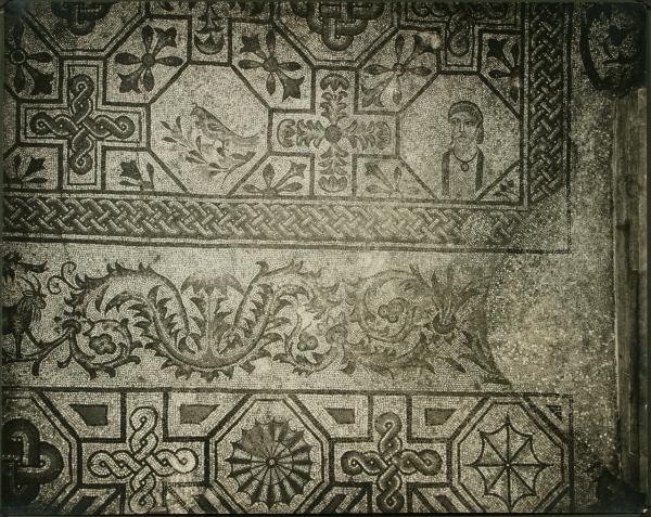 Aquileia - Basilica. Particolare del mosaico pavimentale con ritratto di donatrice e motivi geometrici, di animali e fitomorfi (IV sec.).
