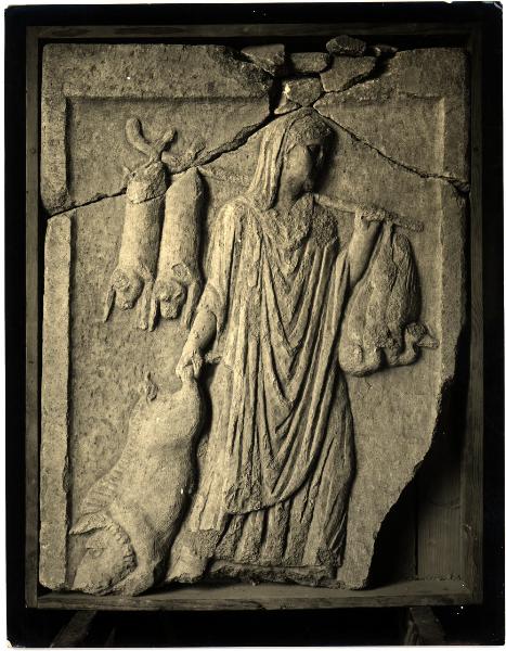 Aquileia - Museo Archeologico. Donna con offerta di animali, bassorilievo in pietra.