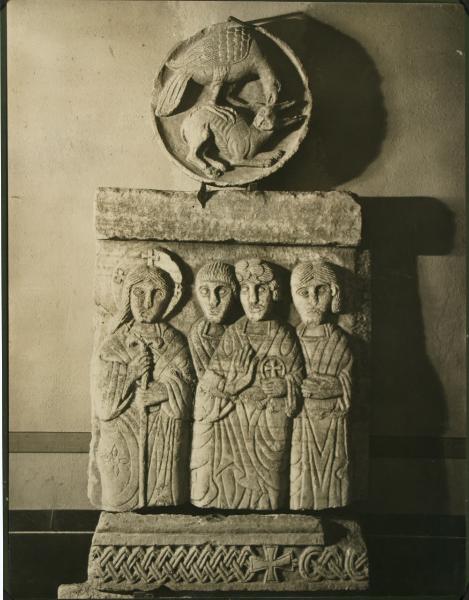 Aquileia - Museo Paleocristiano. (?) Cristo con San Pietro e due apostoli, bassorilievo in pietra (XI sec.), fregio architettonico e tondo raffigurante un rapace con una preda, altorilievo in pietra.