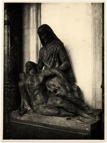 Bergamo - Cimitero Nuovo. Nino Galizzi, Pietà, scultura del monumento funebre della famiglia Zanoni, bronzo.