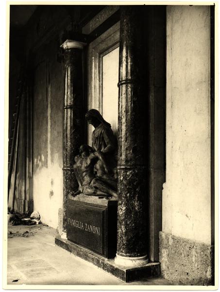 Bergamo - Cimitero Nuovo. Nino Galizzi, Pietà, monumento funebre della famiglia Zanoni, bronzo.