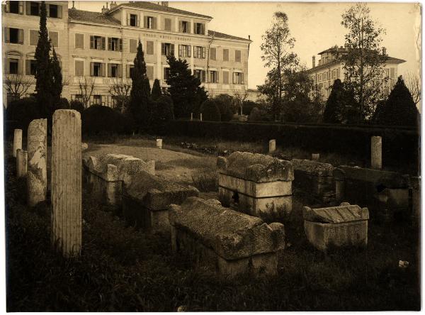 Grado - Piazza Biagio Marin. Sarcofagi e resti di colonne in un giardino di fronte all' Hotel Fonzari.