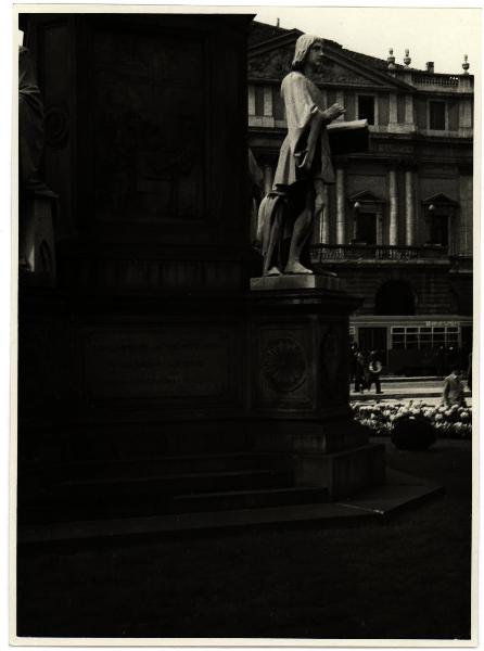 Milano - Piazza della Scala. Pietro Magni, particolare del basamento del monumento a Leonardo da Vinci (1872).