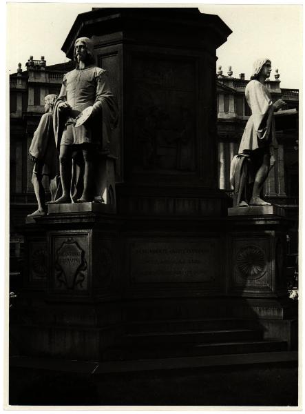 Milano - Piazza della Scala. Pietro Magni, particolare del monumento a Leonardo da Vinci (1872).