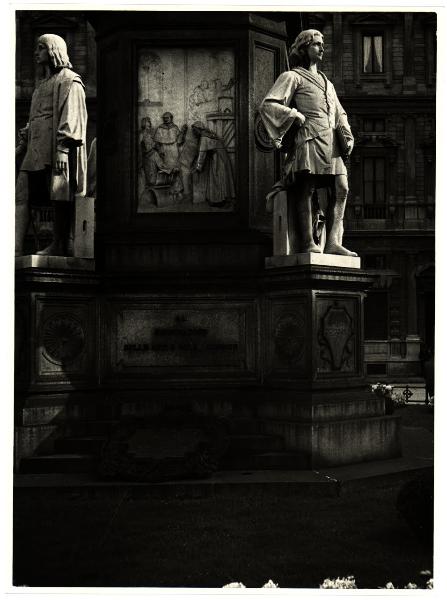 Milano - Piazza della Scala. Pietro Magni, particolare del basamento con le statue del monumento a Leonardo da Vinci (1872).