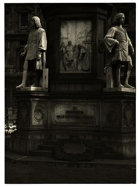 Milano - Piazza della Scala. Pietro Magni, particolare del basamento con le statue del monumento a Leonardo da Vinci (1872).