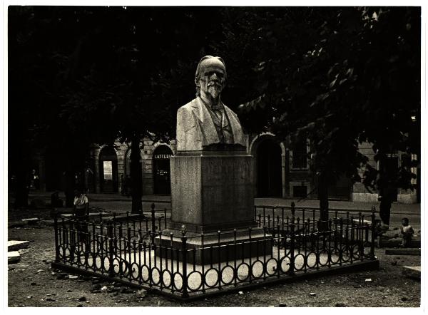 Milano - Largo Richini. Giulio Branca, monumento ad Andrea Verga (eretto nel 1903).