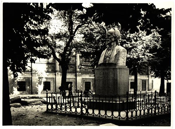 Milano - Largo Richini. Giulio Branca, monumento ad Andrea Verga (eretto nel 1903).