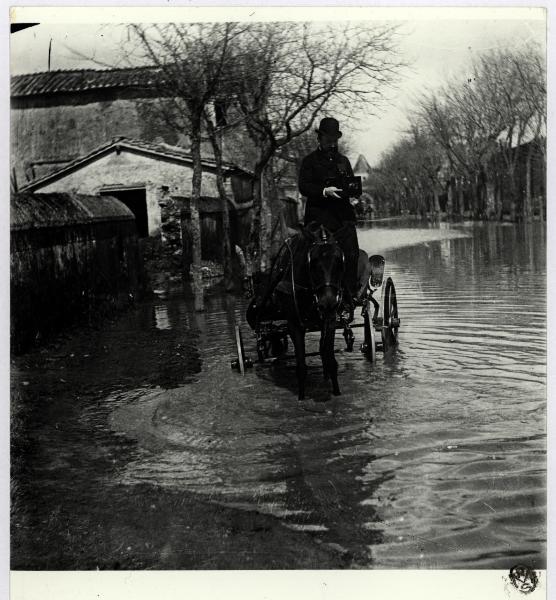 Roma - Via Ostiense - Autoritratto di Giuseppe Primoli che fotografa la strada allagata