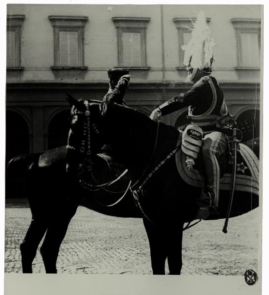 Roma - Palazzo del Quirinale - Cortile - Parata militare per le nozze d'argento del re Umberto I e della regina Margherita - Saluto militare di Umberto I